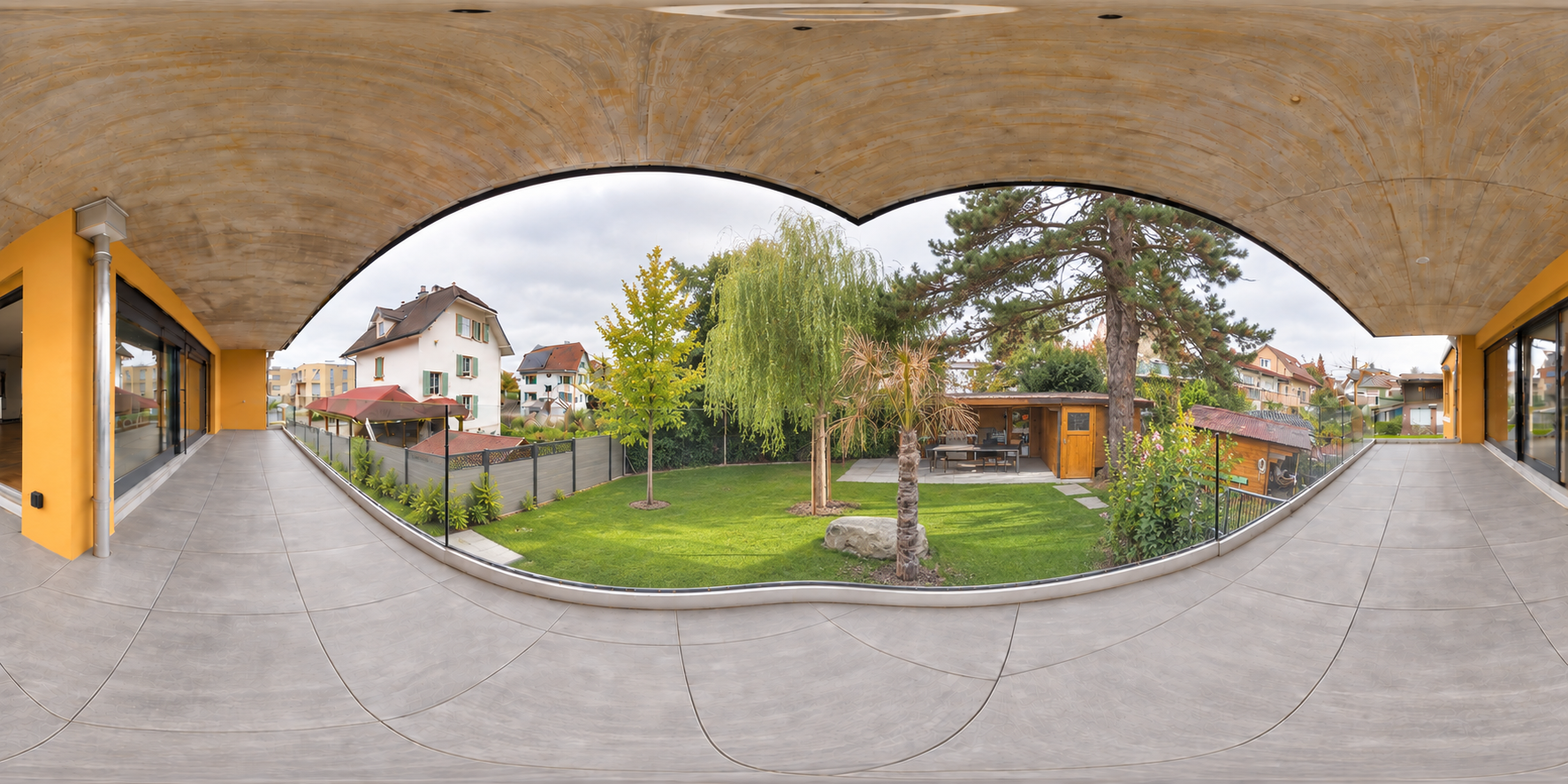 Vue panoramique sur le balcon et le jardin